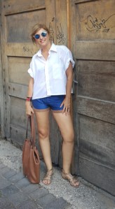 Fernanda Prats - casual style in Praga @pratserie