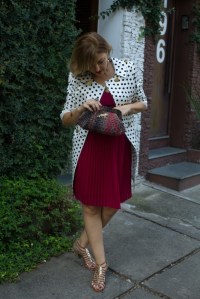 Look festa com trench coat de bolinhas