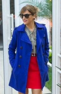 Look poderoso para trabalhar, com trench coat em ton vibrante