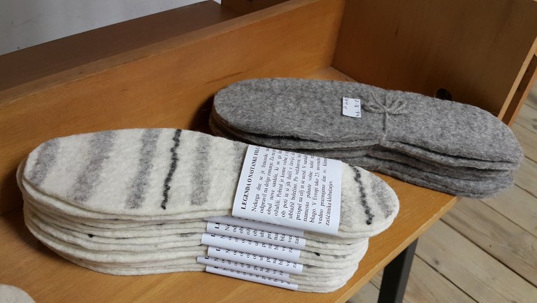 Palmilhas de lã. Achados de Fernanda Prats em Liubliana , Slovênia