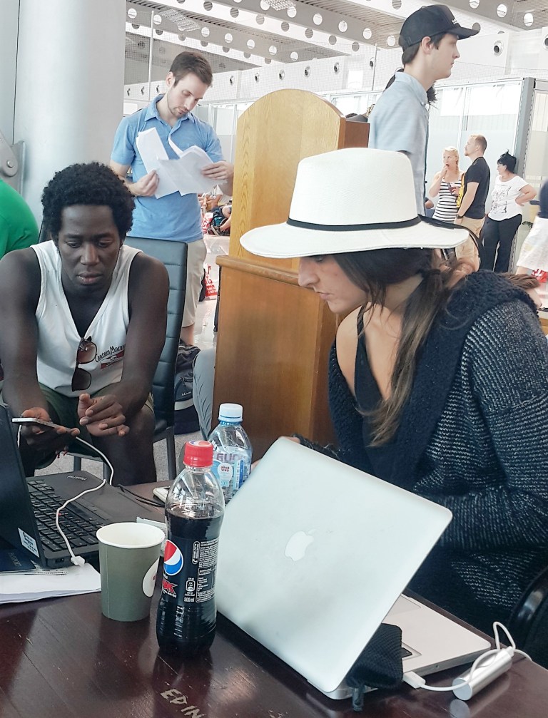 digital nomads working at the airport @pratserie