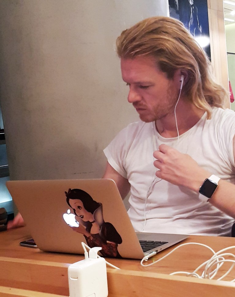 cool digital nomad guy @pratserie