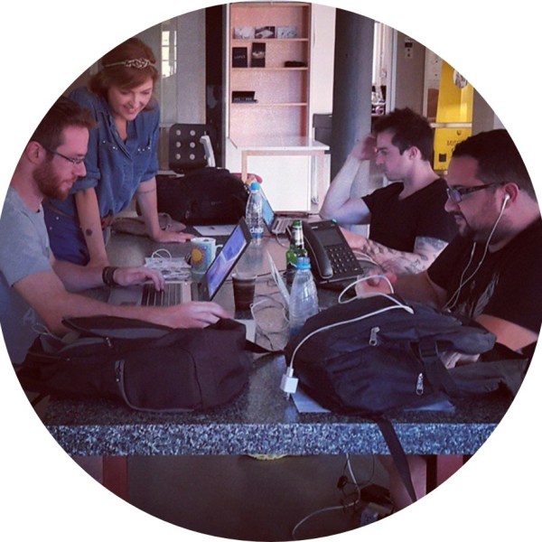 trabalhando em um espaço de co-work @pratserie