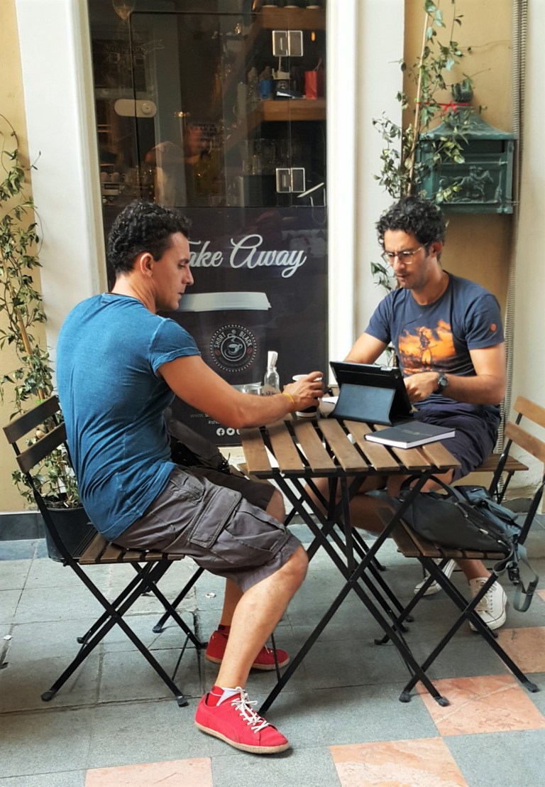 nomades digitais trabalhando em café @pratserie