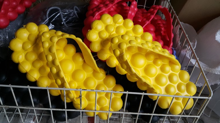 malasia curiosidades - chinelo amarelo bolhas