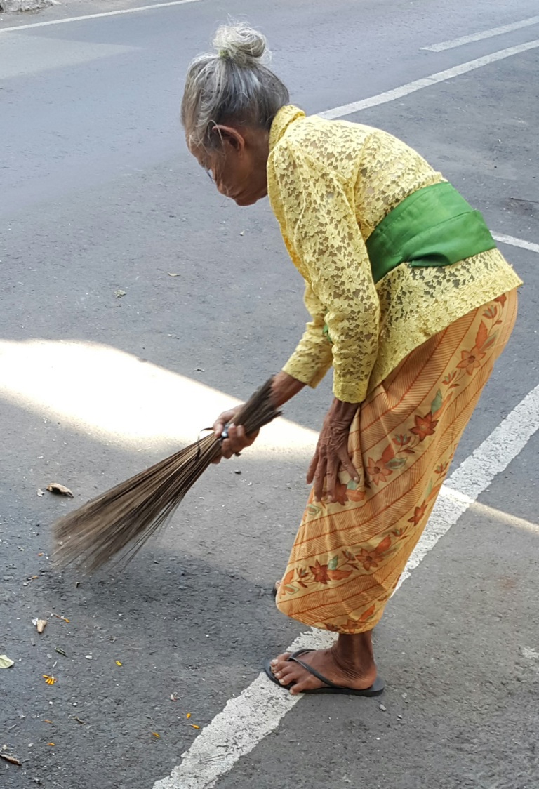 Curiosidades Bali Mulher varrendo a rua - traje típico @pratserie