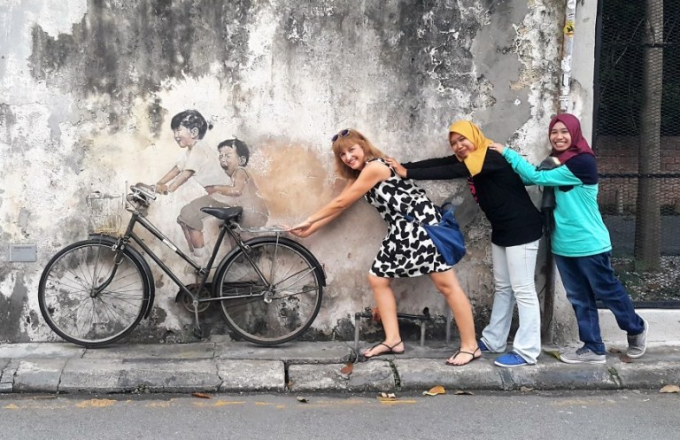 Fernanda Prats interagindo com a arte de rua Georgetown Malasya @pratserie