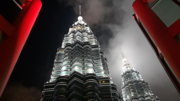 Melhor ponto para avistar as torres Petronas em Kuala Lumpur, Malásia @pratserie