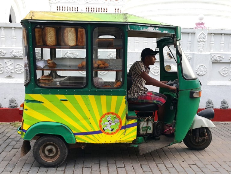 Tuktuk_seller_by_Fernanda_Prats