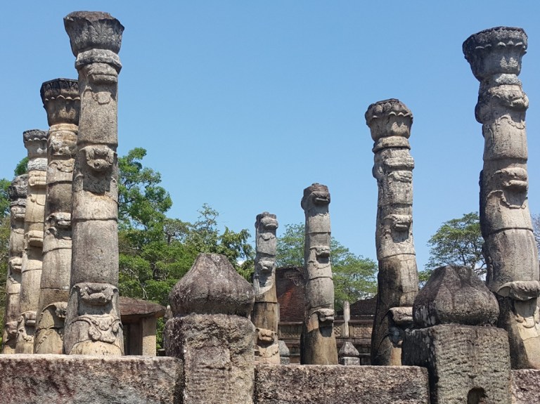 na_estrada_sri_Lanka_POLONNAWARUNA_por_Fernanda_Prats