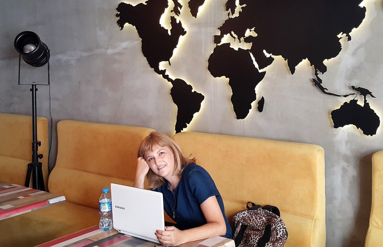 working_at_a_cafe_by_Fernanda_Prats