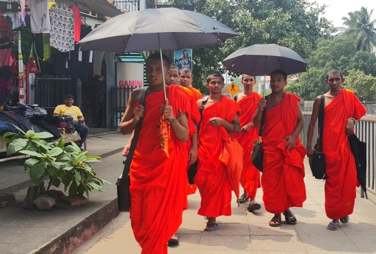 Bhuddist-monks-Sri-Lanka