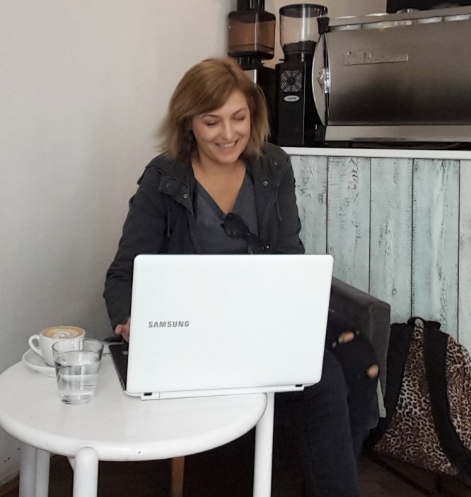 working-from-a-cafe-Fernanda-Prats-pratserie-blog
