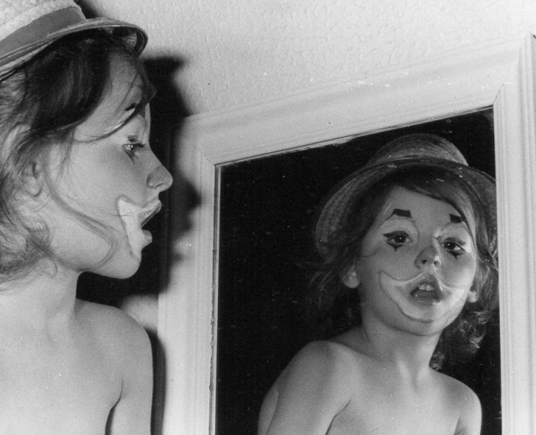 kid-with-clown-makeup