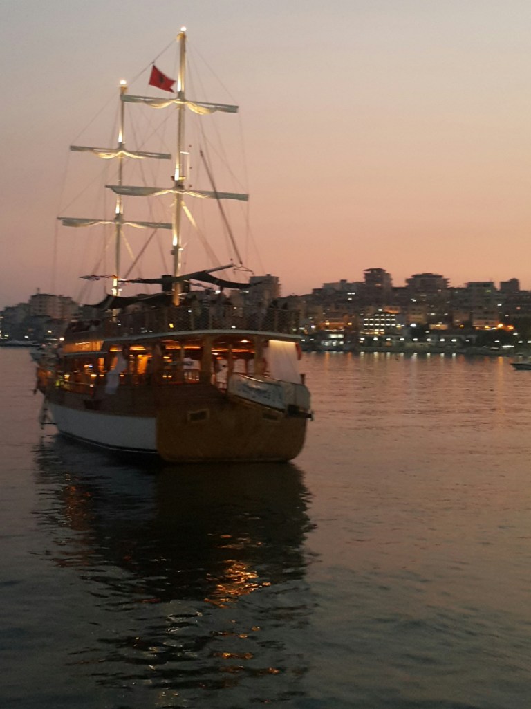 Barco vintage - Pôr de sol na Riviera Albanesa @pratserie