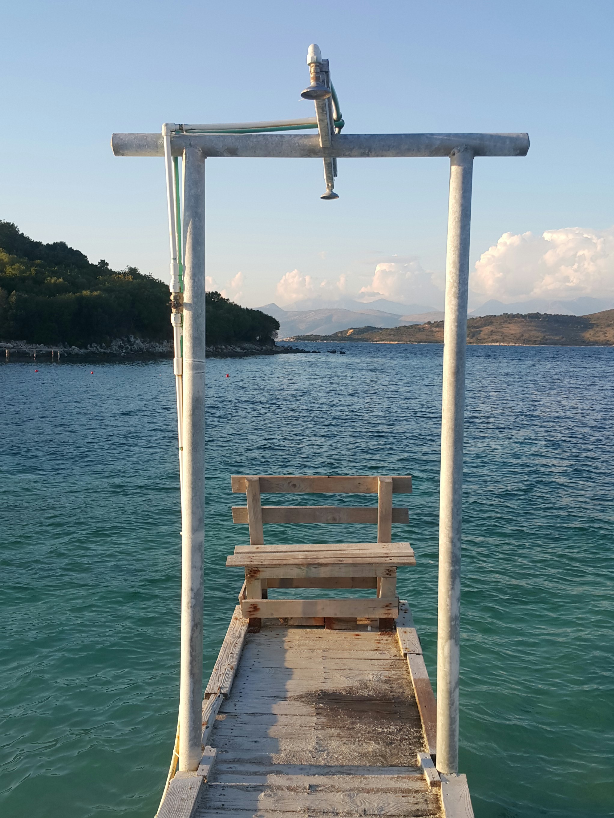 Deck com chiveiro na praia de Ksamil - Albania