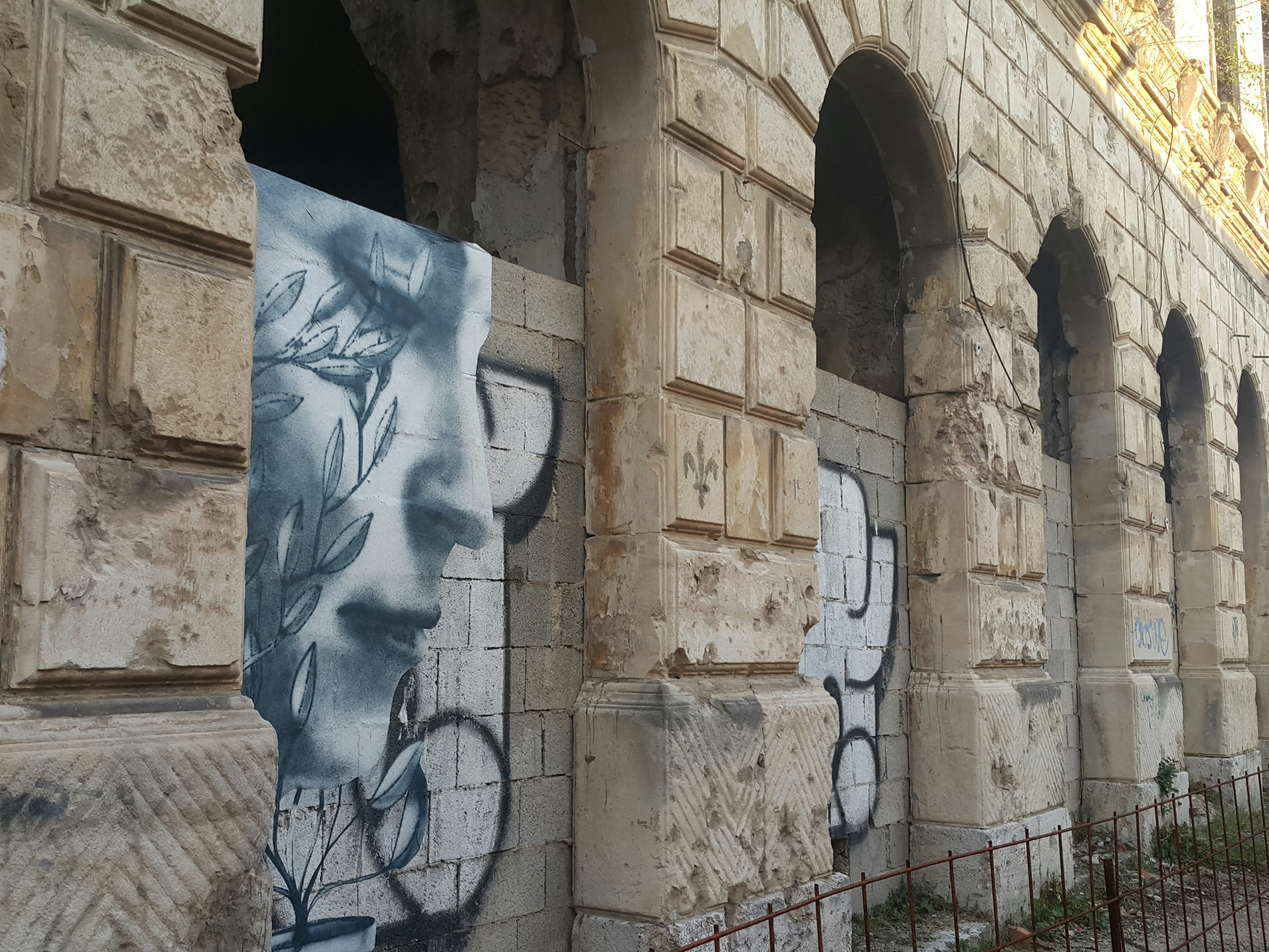 Grafitti num prédio em ruínas - Mostar (Bósnia) @prayserie