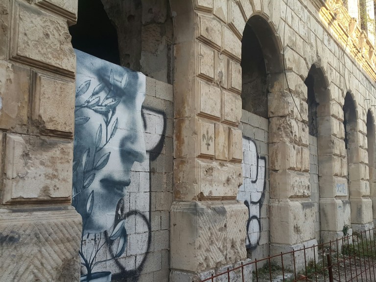 Grafitti num prédio em ruínas - Mostar (Bósnia) @prayserie