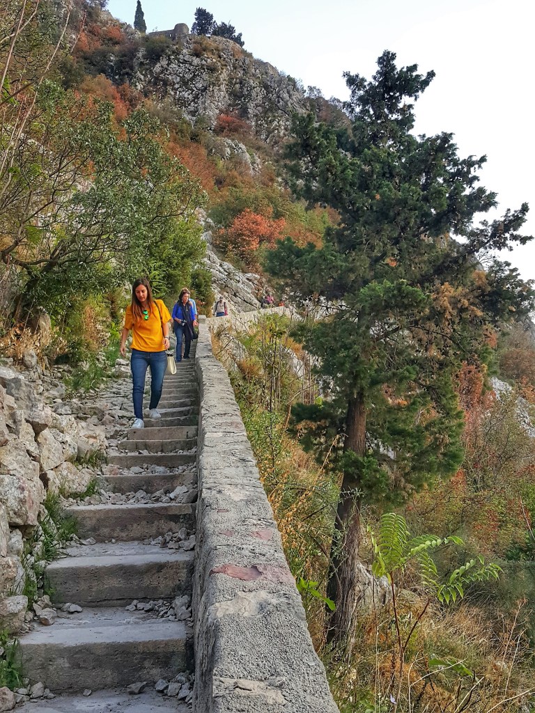 Trilha da Fortaleza de São João em Kotor, Montenegro @pratserie