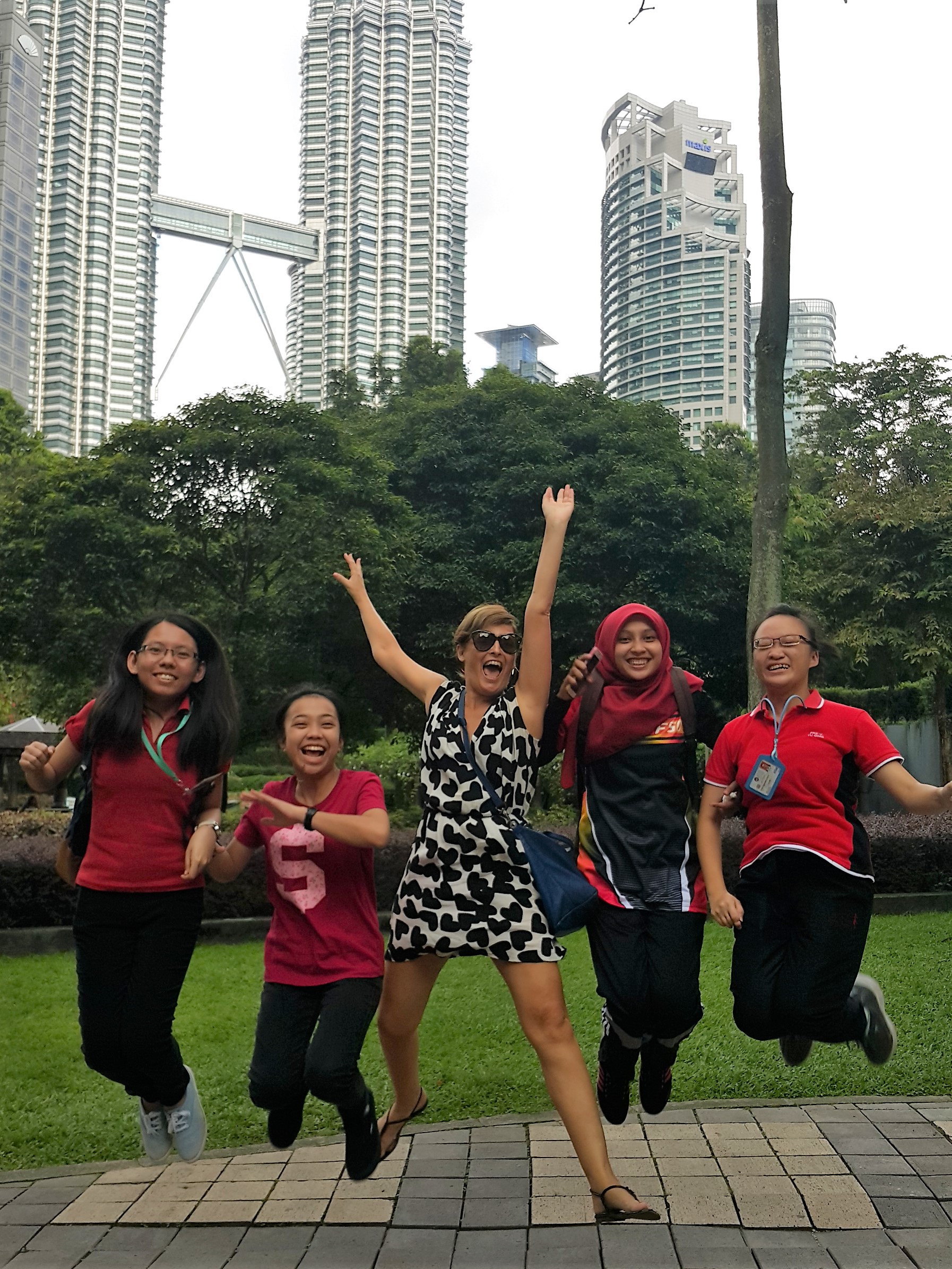 Selfie de grupo pulando em Kuala Lumpur @pratserie