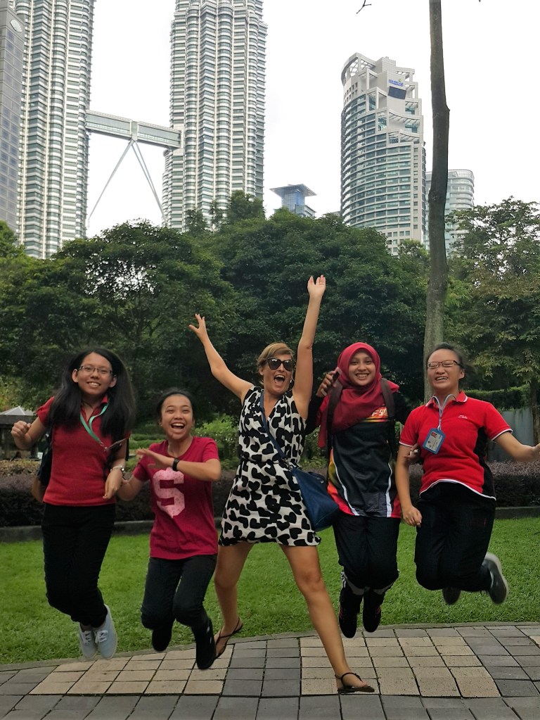 Selfie de grupo pulando em Kuala Lumpur @pratserie