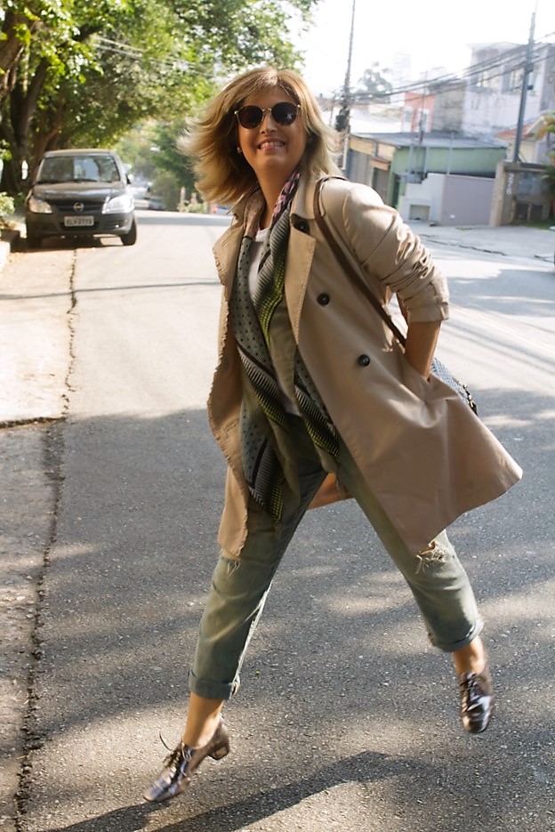 foto de Fernanda Prats pulando na rua