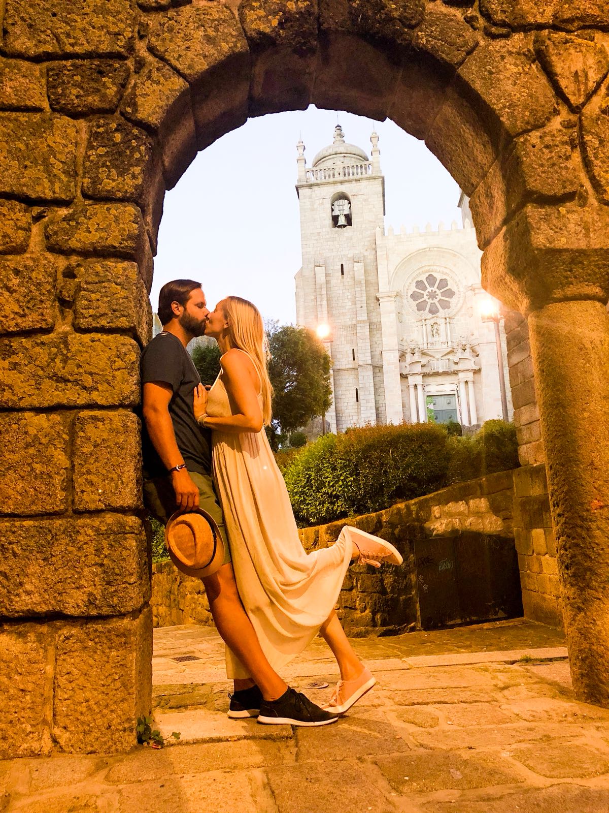 kissing-in-Portugal-@HappyNomadSouls