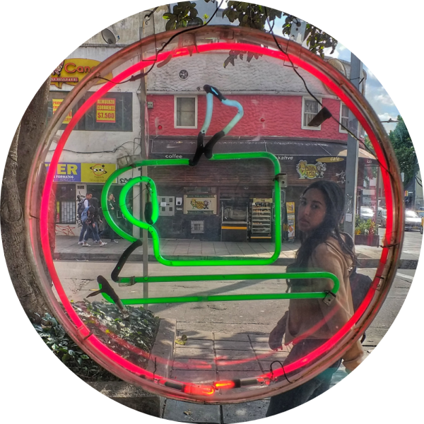 luminoso de um café, visto do interior