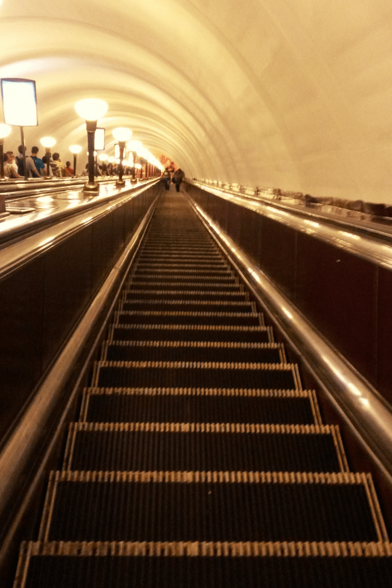 uma das escadas rolantes mais altas do mundo - São Pertersburgo @pratserie