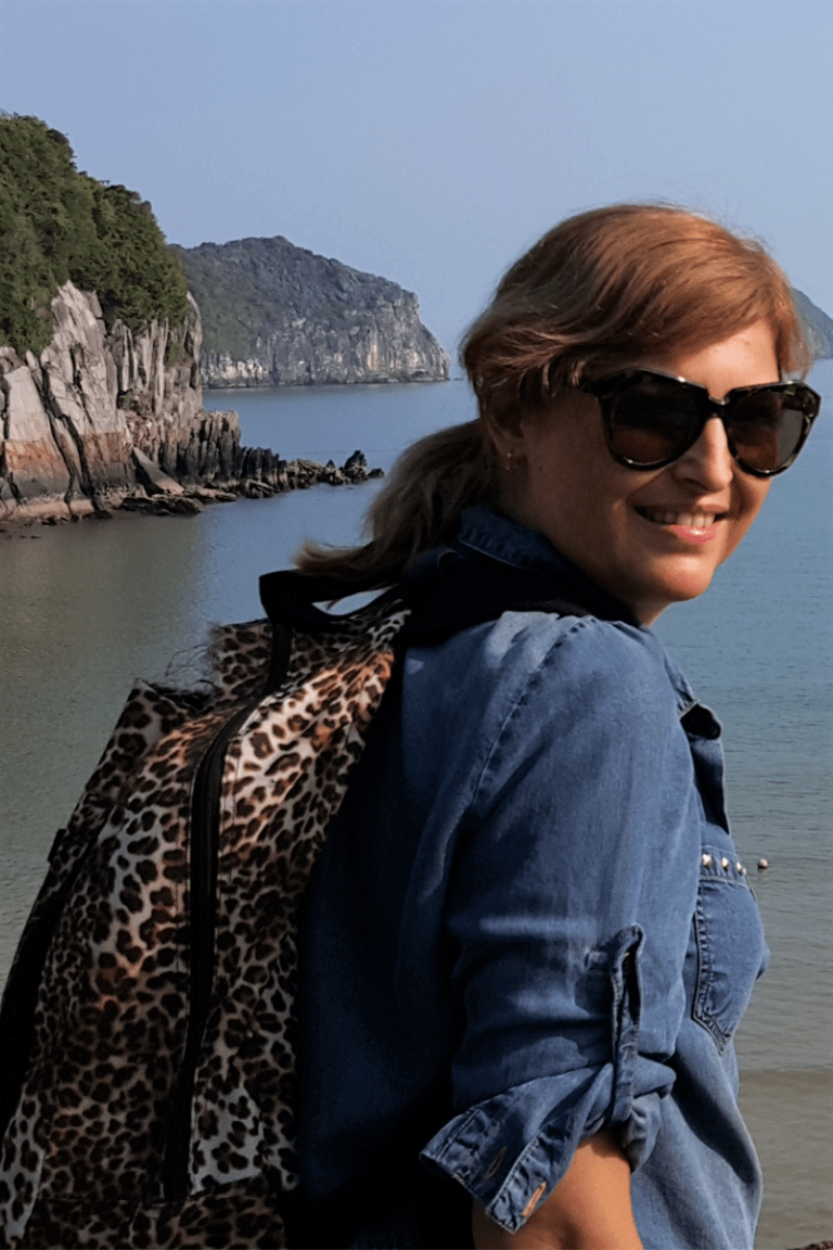 mochila feminina-estampa animal-mulher viajando sozinha