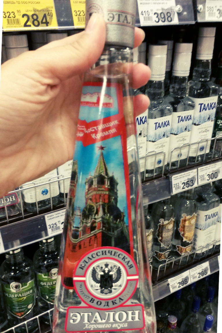 vodkas em um supermercado russo @pratserie