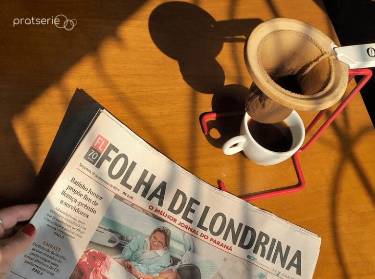 café no coador de pano e jornal @pratserie
