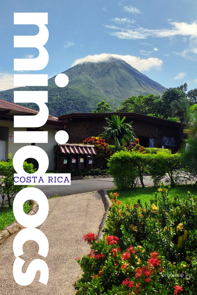 Capa vertical da série Minidocs Costa Rica com a foto de um vulcão ao fundo, vegetação tropical em primeiro plano e o título da série em letras brancas.